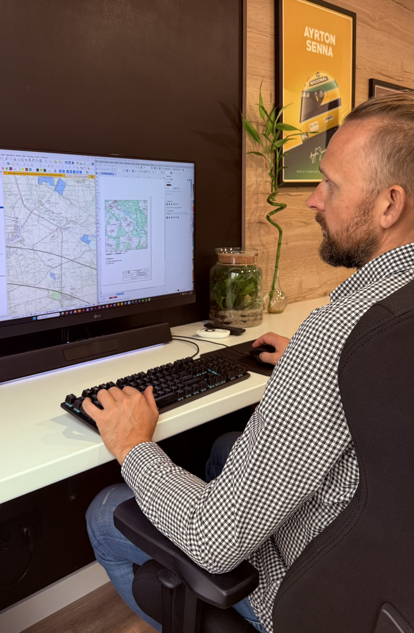 Konrad Sitek, hydrogeolog, na terenie wiercenia